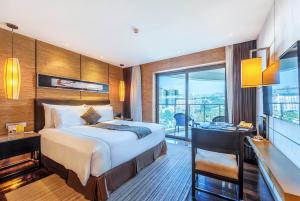 Voodi või voodid majutusasutuse Shenzhen Dameisha Kingkey Palace Hotel toas