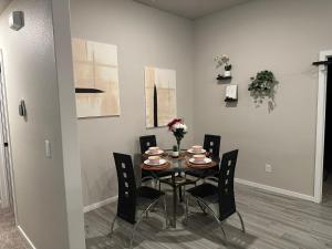 uma sala de jantar com mesa e cadeiras em 3bed/2bath cozy spacious place em Lubbock