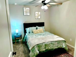 um quarto com uma cama e uma ventoinha de tecto em 3bed/2bath cozy spacious place em Lubbock