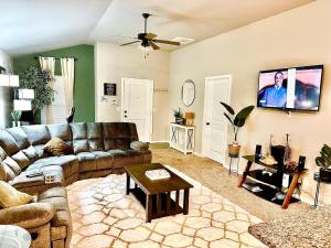 uma sala de estar com um sofá e uma televisão de ecrã plano em 3bed/2bath cozy spacious place em Lubbock