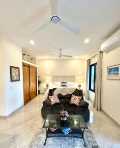 een woonkamer met een bank en een bed bij Brand NEW Casita Clásica in El Pescadero +18 foto's