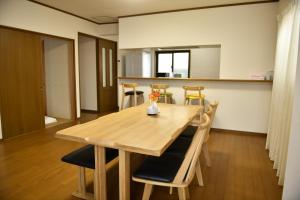 comedor con mesa de madera y sillas en Peace & Harmony, en Nagoya