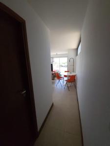 拉普拉塔的住宿－Hermoso Departamento Unico，走廊上设有桌椅
