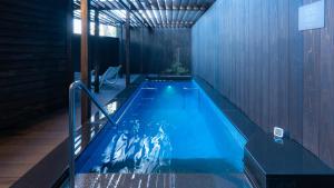 una gran piscina en un edificio en OND HOTEL（オンドホテル） en Takeo