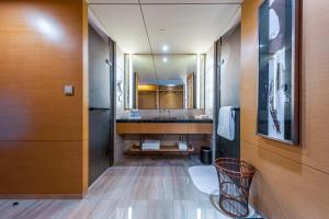 Voodi või voodid majutusasutuse Shenzhen Dameisha Kingkey Palace Hotel toas