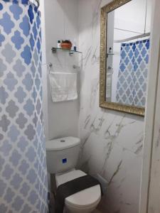 La salle de bains est pourvue de toilettes et d'un miroir. dans l'établissement GS 996, à Carthagène des Indes