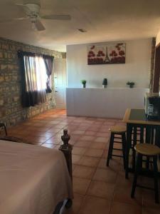 a bedroom with a bed and a table and a counter at Apartamento Tony Chumpos Superior in San Felipe