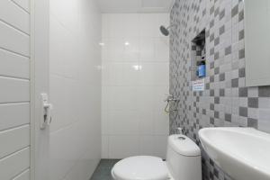 A bathroom at Sans Hotel Cibanteng Dramaga Bogor