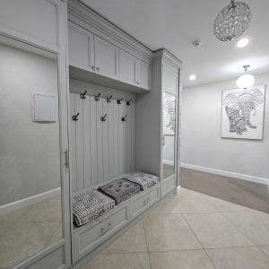 烏蘭巴托的住宿－Olympic Residence，一间房间内带白色橱柜的步入式衣柜