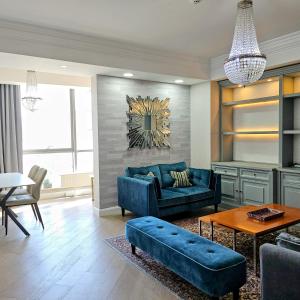 烏蘭巴托的住宿－Olympic Residence，客厅配有蓝色的沙发和桌子
