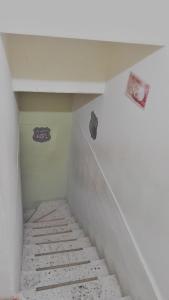 una escalera en una habitación con dibujos en las paredes en Alojamiento Don Luis, en Popayán
