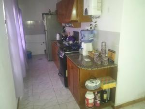 uma cozinha com um fogão e uma bancada em Vacaciones familiares em La Cieneguita
