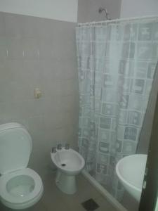 uma casa de banho com um WC e um lavatório em Vacaciones familiares em La Cieneguita