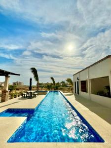 een zwembad met een persoon die naast een gebouw staat bij Brand NEW Casita Clásica in El Pescadero