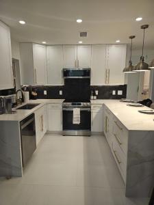 A kitchen or kitchenette at Luxe hideaway in Palm Beach Gardens