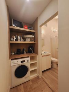 een keuken met een wasmachine en droger in de kamer bij Private Home Studio Central Located in Miami 2 in Opa-locka