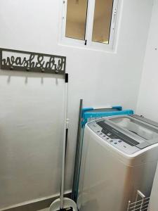 uma cozinha com uma máquina de lavar roupa e um espelho em Apto 1 Habt Crisfer Punta Cana em Punta Cana