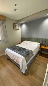 a bedroom with a large bed in a room at Flat aconchegante perto do metrô in Sao Paulo