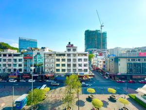 uma cidade com edifícios e uma rua com carros em Park Hotel em Kota Kinabalu