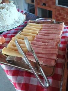 ein Tablett mit Fleisch und Käse auf dem Tisch in der Unterkunft Pousada Villa do Mar in Itaparica Town