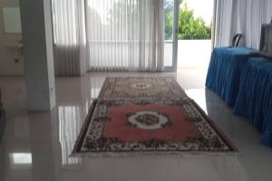 a living room with a rug on the floor at Rumah cantik di komplek pesantren daarut tauhid in Bandung +2 photos
