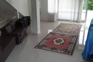 a living room with a rug and a couch at Rumah cantik di komplek pesantren daarut tauhid in Bandung