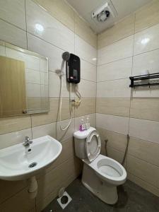 łazienka z toaletą i umywalką w obiekcie Room with PrivateToilet, Near KSL Mall, Harimau w mieście Johor Bahru