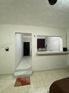ein weißer Raum mit einer weißen Wand und einem roten Teppich in der Unterkunft ESTUDIO VACACIONAL in Cozumel + 20 Fotos