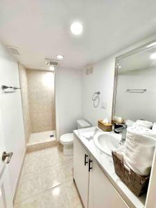 ein Badezimmer mit Waschbecken, Toilette und Dusche in der Unterkunft Entire Home In Niagara Falls, Canada in Niagara Falls