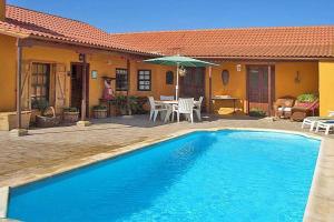 - une piscine en face d'une maison dans l'établissement Ferienhaus für 6 Personen ca 142 qm in Teror, Gran Canaria Binnenland Gran Canaria, à Las Palmas de Gran Canaria