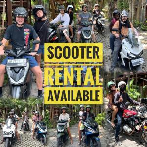 eine Gruppe von Menschen, die auf einem Weg Motorrad fahren in der Unterkunft Bedhot Homestay in Yogyakarta