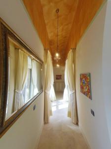 corridoio con tende bianche e soffitto in legno di Villa Stella Relax a Saturnia