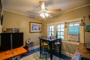 sala de estar con ventilador de techo y mesa en Healthy Greenery - Urban Retreat in Rock Hill, en Rock Hill