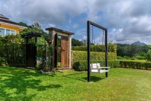 象島的住宿－Bikini Villas Koh Chang，院子里的镜子和长凳
