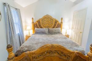 Postel nebo postele na pokoji v ubytování SASQUATCH Lodge D