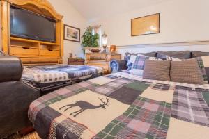 Postel nebo postele na pokoji v ubytování SASQUATCH Lodge D