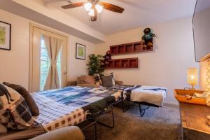 Postel nebo postele na pokoji v ubytování SASQUATCH Lodge D