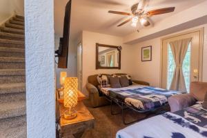 Postel nebo postele na pokoji v ubytování SASQUATCH Lodge D