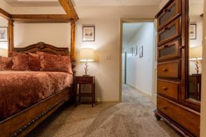 Postel nebo postele na pokoji v ubytování SASQUATCH Lodge D