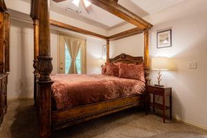 Postel nebo postele na pokoji v ubytování SASQUATCH Lodge D