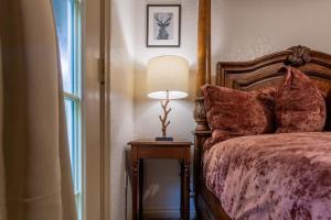Postel nebo postele na pokoji v ubytování SASQUATCH Lodge D