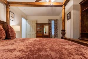 Postel nebo postele na pokoji v ubytování SASQUATCH Lodge D