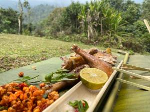 una bandeja de comida con carne y lima en Bikki jungle homestay, en Ha Giang