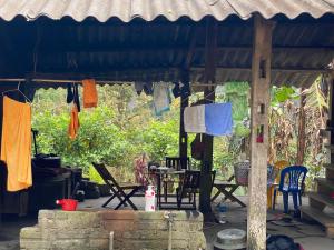 河江的住宿－Bikki jungle homestay，挂在绳子上的衣服的房子