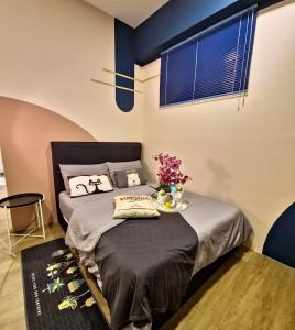 una camera da letto con un letto fiorito di Comfort STUDIO Arihomestay a Kuching