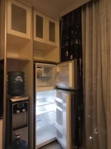 - un réfrigérateur ouvert avec une porte ouverte dans la cuisine dans l'établissement Cervino Apartment, à Jakarta