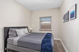 een slaapkamer met een bed en een raam bij 2BR Heritage Hill Apt Long Stay Discount in Grand Rapids