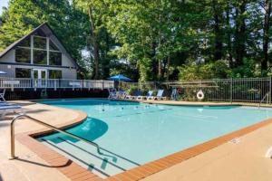 una gran piscina con una casa en el fondo en Small Home with Access to Community Pool, en Marietta