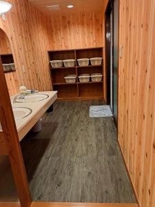大山町にある大山ベースキャンプ Daisen Basecampの木製の壁のバスルーム(シンク2台付) +37枚の写真