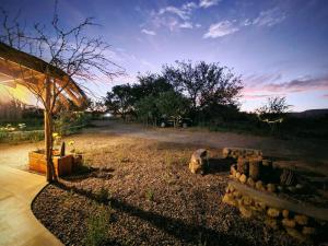 um quintal com uma pilha de troncos num campo em Casa Ohana San Pedro de Atacama em San Pedro de Atacama